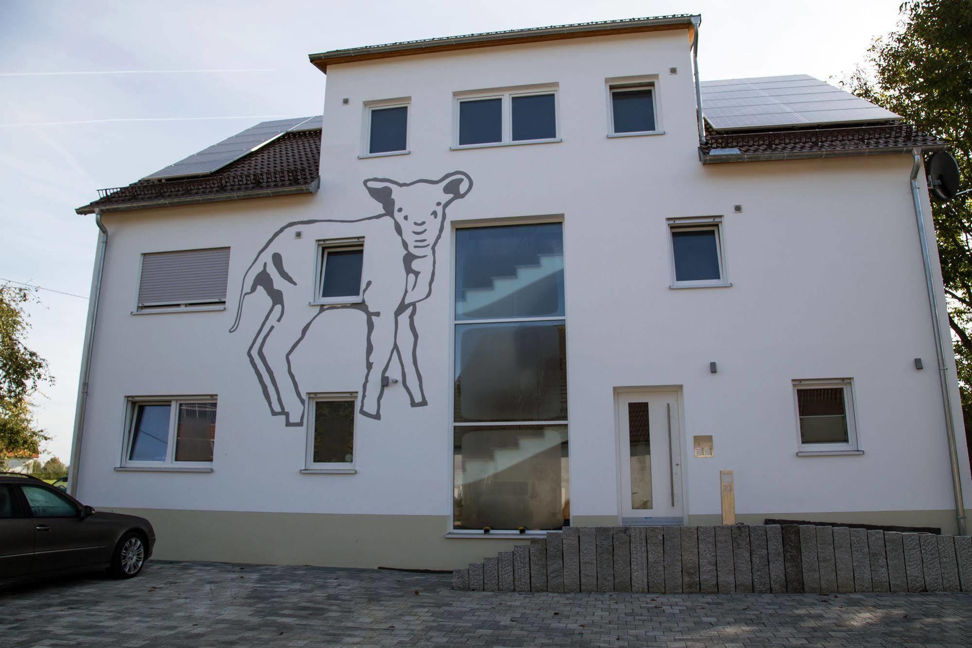 Gaestehaus Und Fewo Lamm Garni ブラウボイレン エクステリア 写真